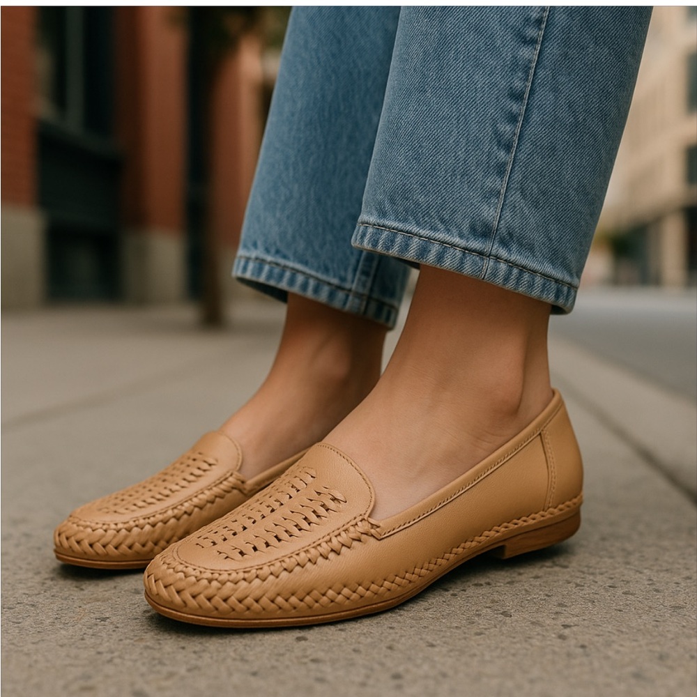 Mushrooms vintage leather tan slip on weaved cut design loafers!